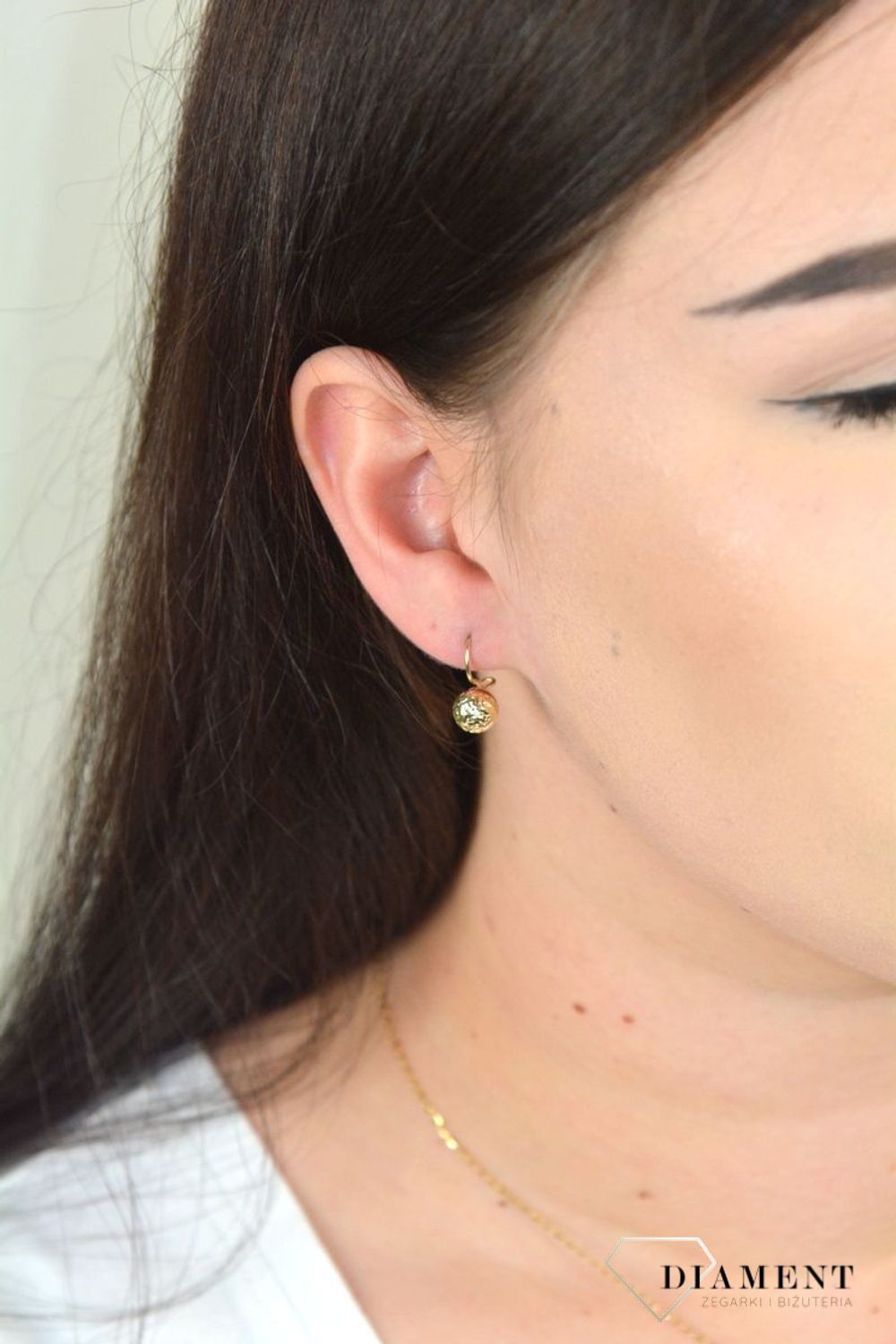 Kolczyki złote kulki wiszące grawerowane próba 375, KL 6417B 375 Złote kolczyki próby 375 wiszące kulki grawerowane. Złote kolczyki wykonane z wysokiej jakości żółtego złota, próba 375. Kolczyki w minimalistycznym stylu, wpis.jpg